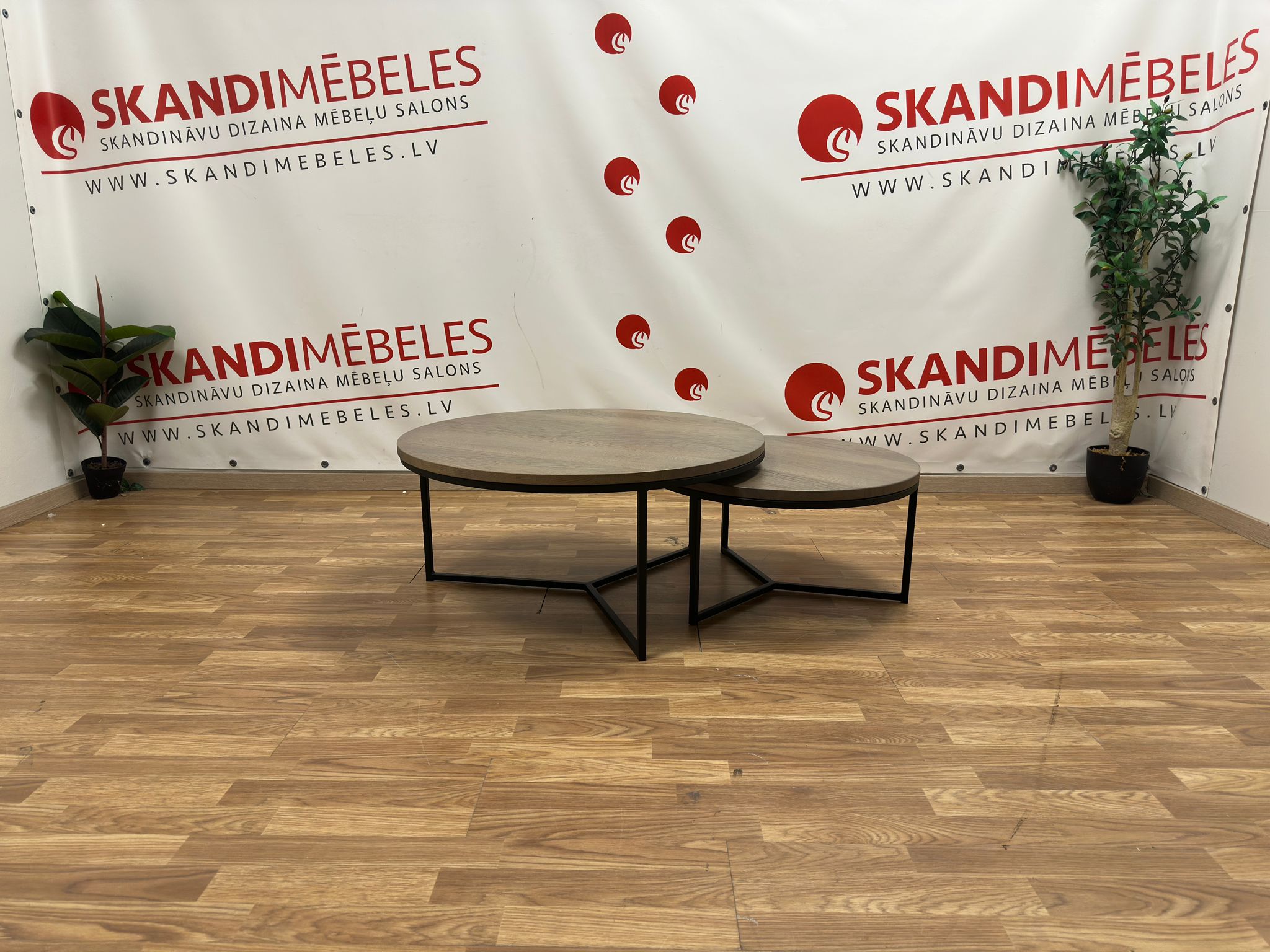 Apaļā un trīsstūra kafijas galdu komplekts (Izstāde)
